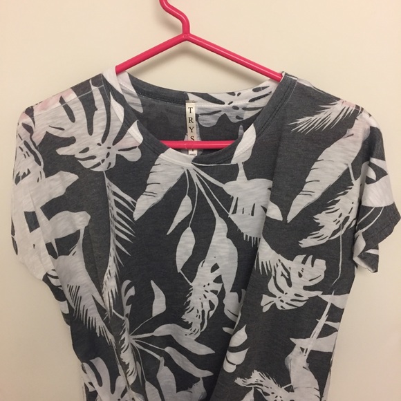 Tryst Tops - TRYST Knot Front Gray & White Tropical Print Tee
